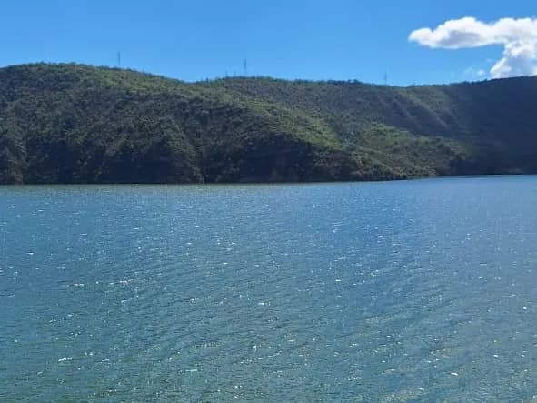 Espejo de agua entre cerros en Salta