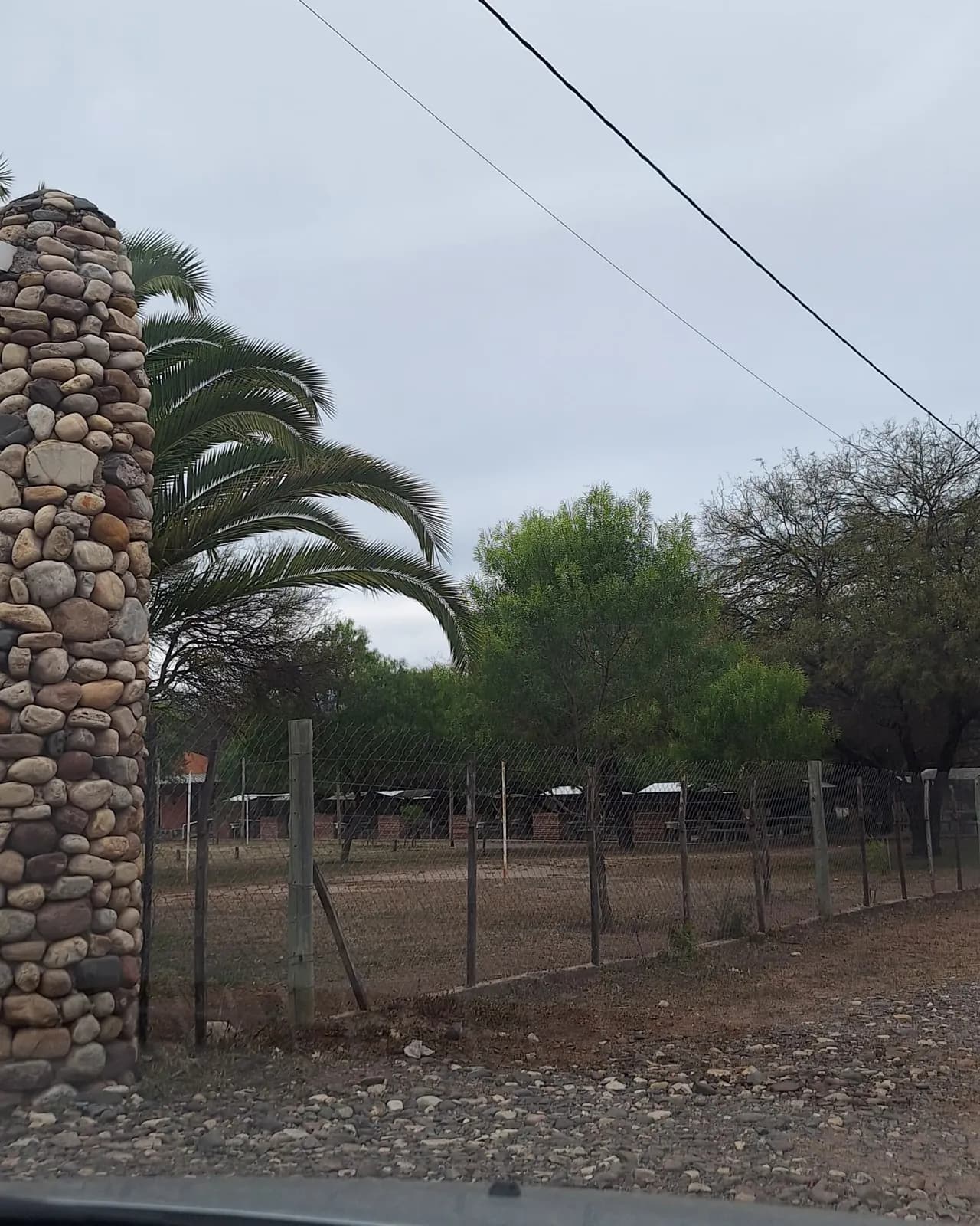 Entrada con pilares de piedra